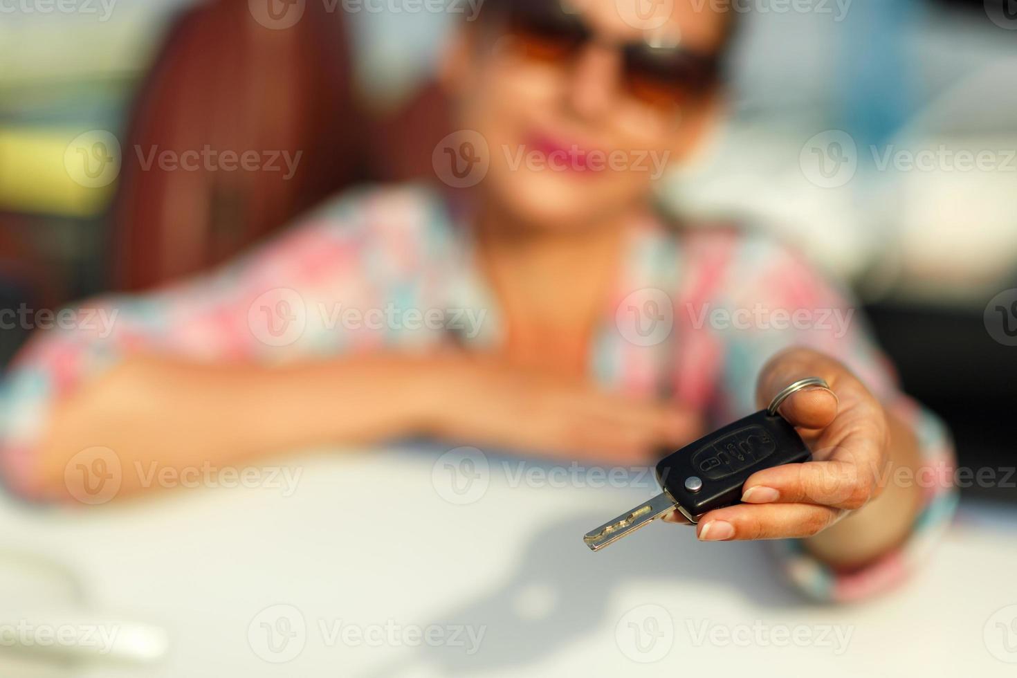 femme séance dans une convertible voiture avec le clés dans main - concept de achat une utilisé voiture ou une de location voiture photo