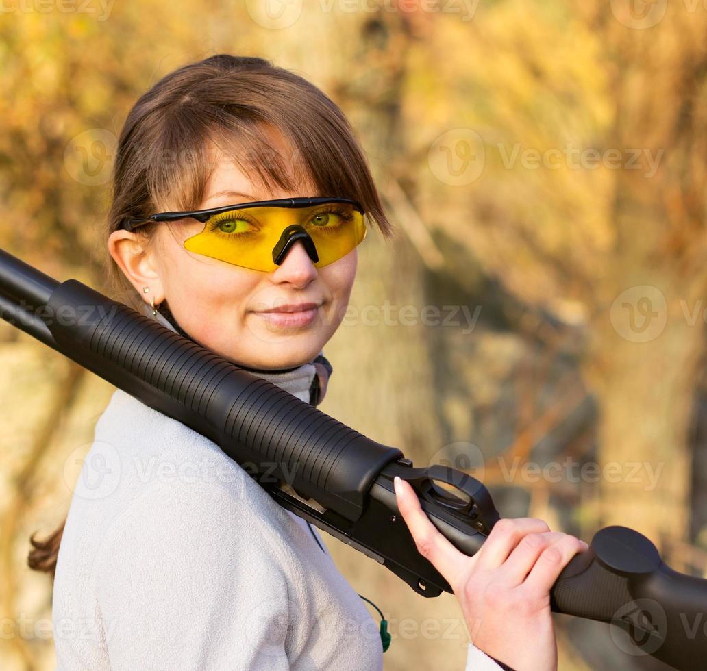 fille avec une fusil à pompe photo