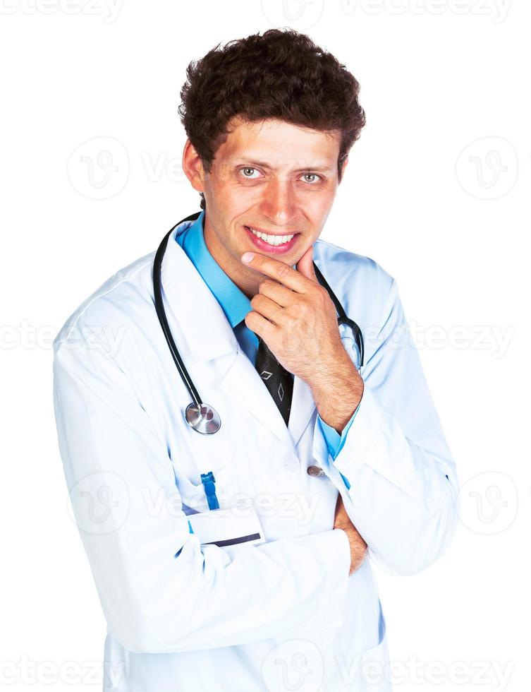 portrait de une souriant Masculin médecin sur blanc Contexte photo