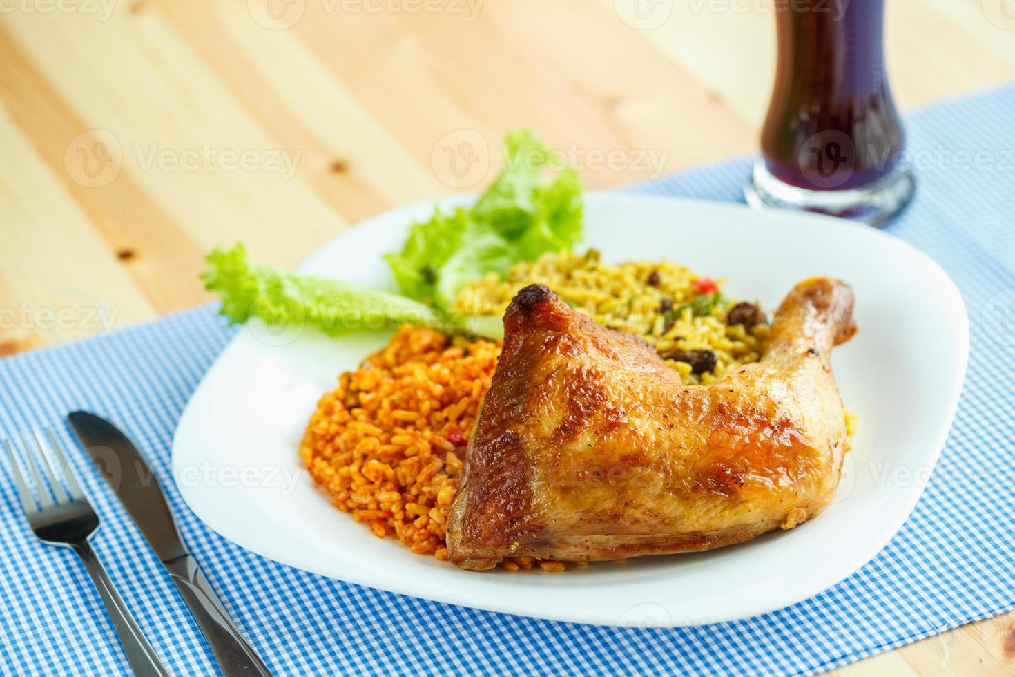 savoureux plat de poulet cuisse avec riz photo