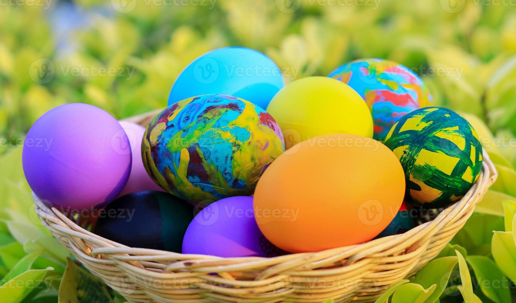 beaux oeufs de pâques colorés dans un panier pour le jour de pâques photo