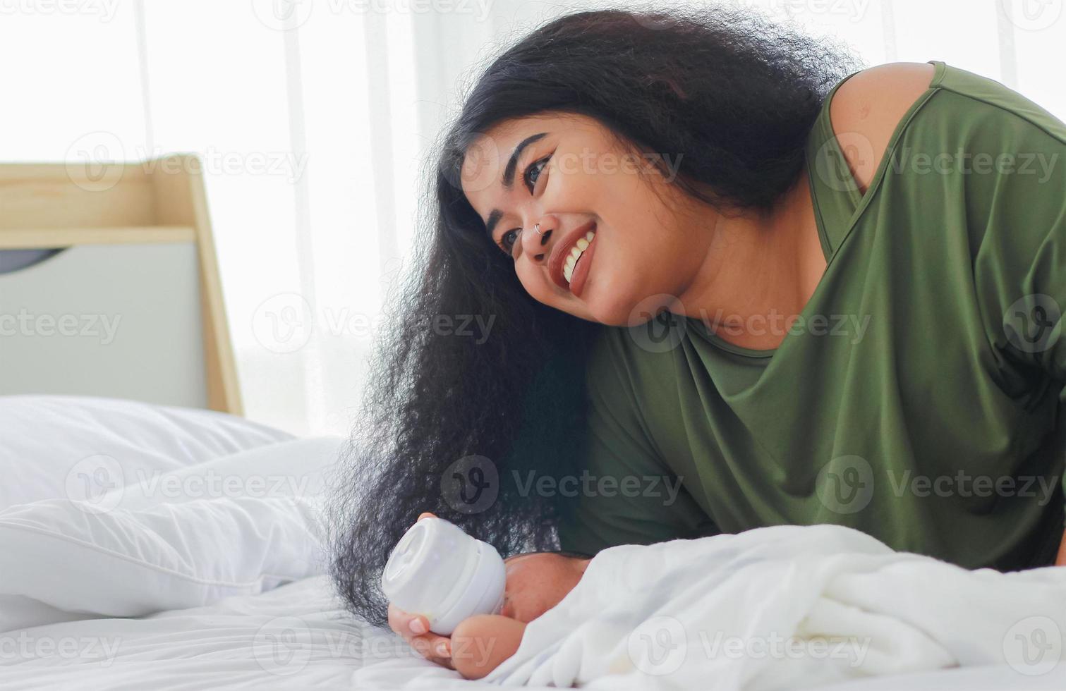 maman aime nourrir son fils nouveau-né photo