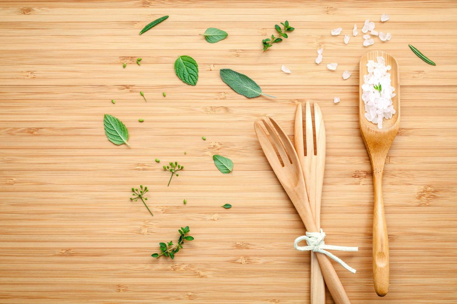 sel de mer et herbes avec des ustensiles en bois photo