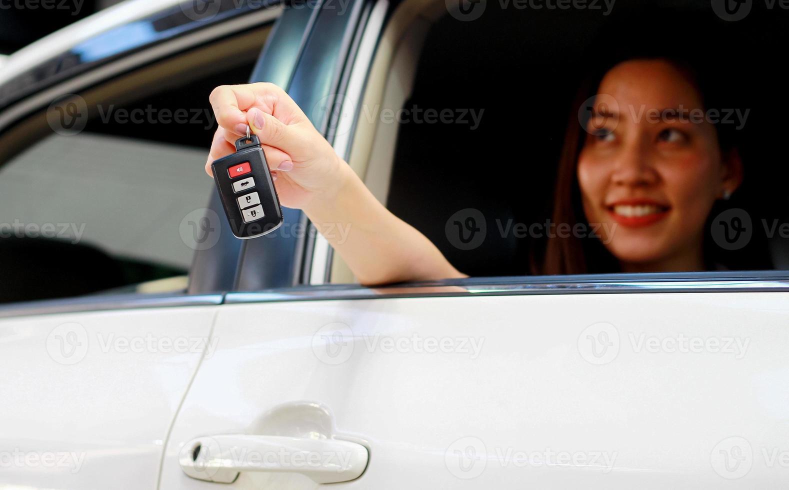 se concentrer sur les mains d'une femme avec une nouvelle voiture à la salle d'exposition photo