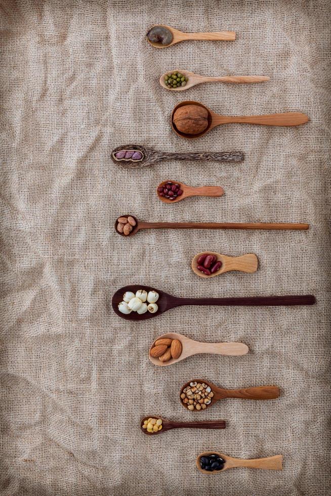 cuillères en bois de haricots et lentilles photo