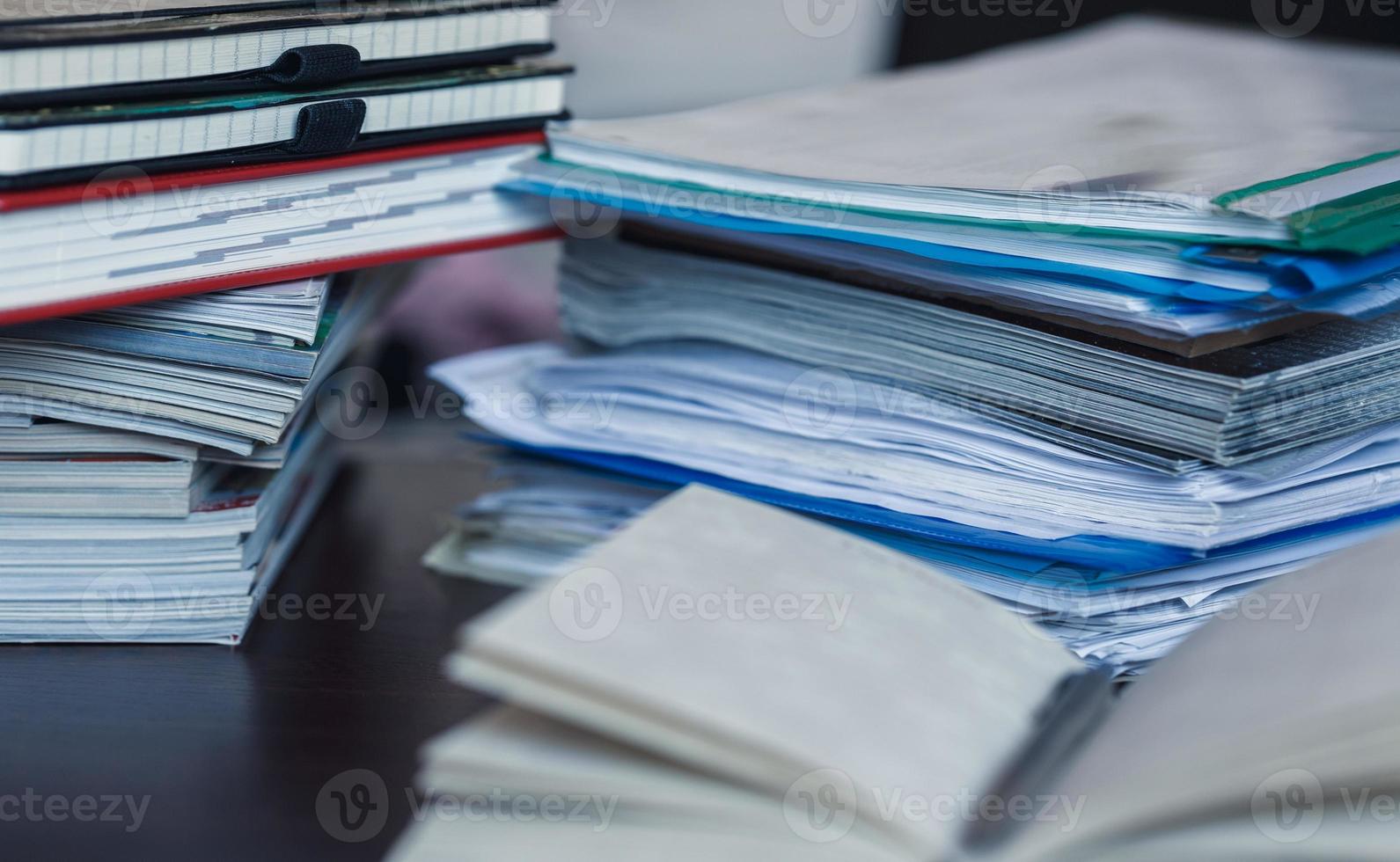 comptabilité et impôts. pile de magazine, carnet et livres fermer photo