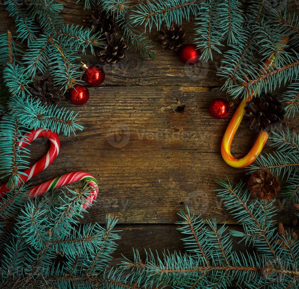 Noël frontière avec sapin arbre, cônes, Noël décorations et bonbons canne sur en bois planches photo