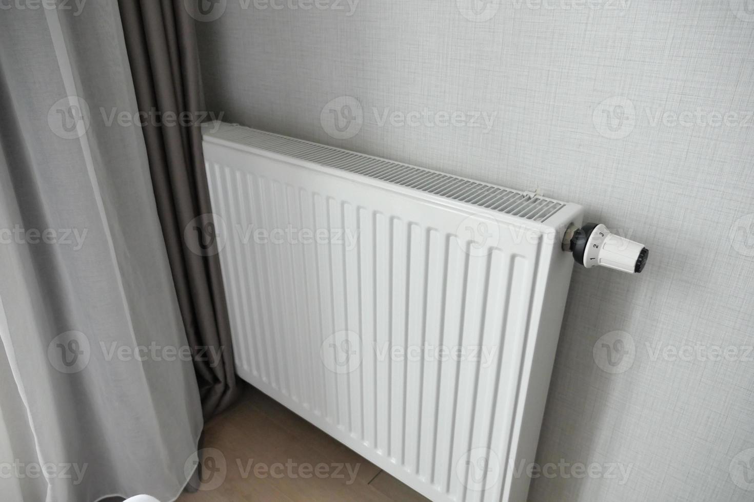 radiateur de chauffage sous fenêtre dans la chambre photo