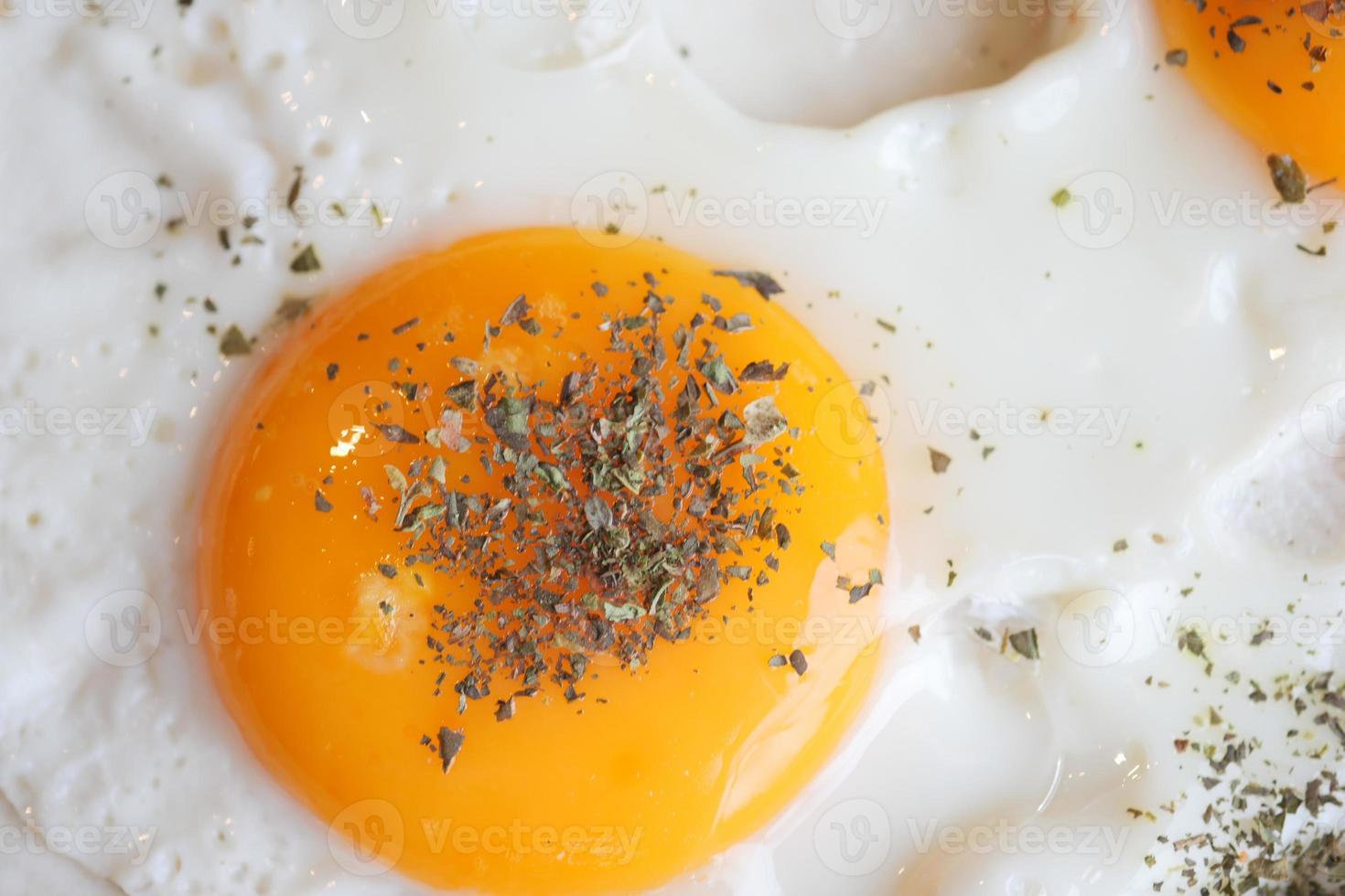 oeufs frits dans l'assiette en gros plan, photo