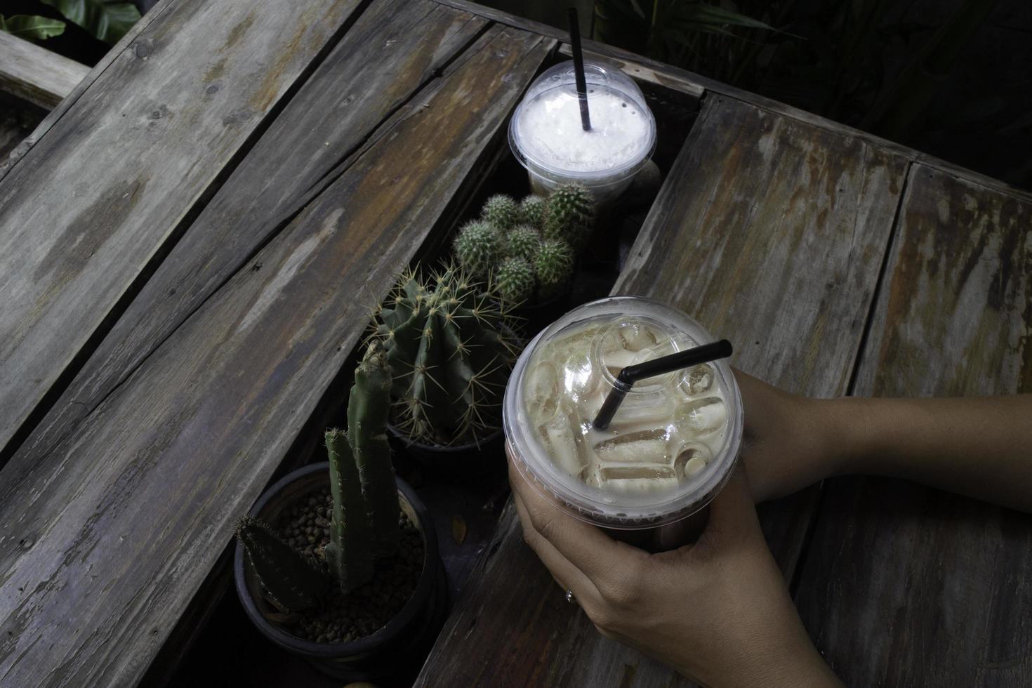 main sur une boisson au café glacé photo