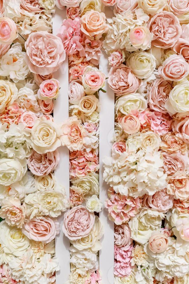 fond de mur de fleurs avec de superbes roses roses et blanches, pivoines et hortensias, décorations de mariage, faites à la main. photo