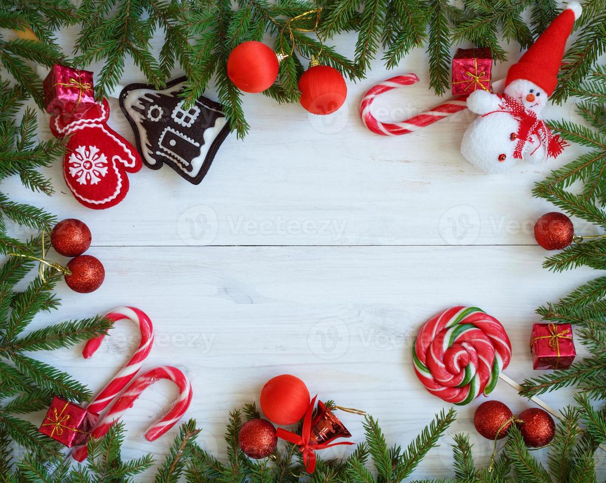 Noël frontière avec sapin arbre branches, Noël décorations et bonbons canne sur blanc en bois planches photo