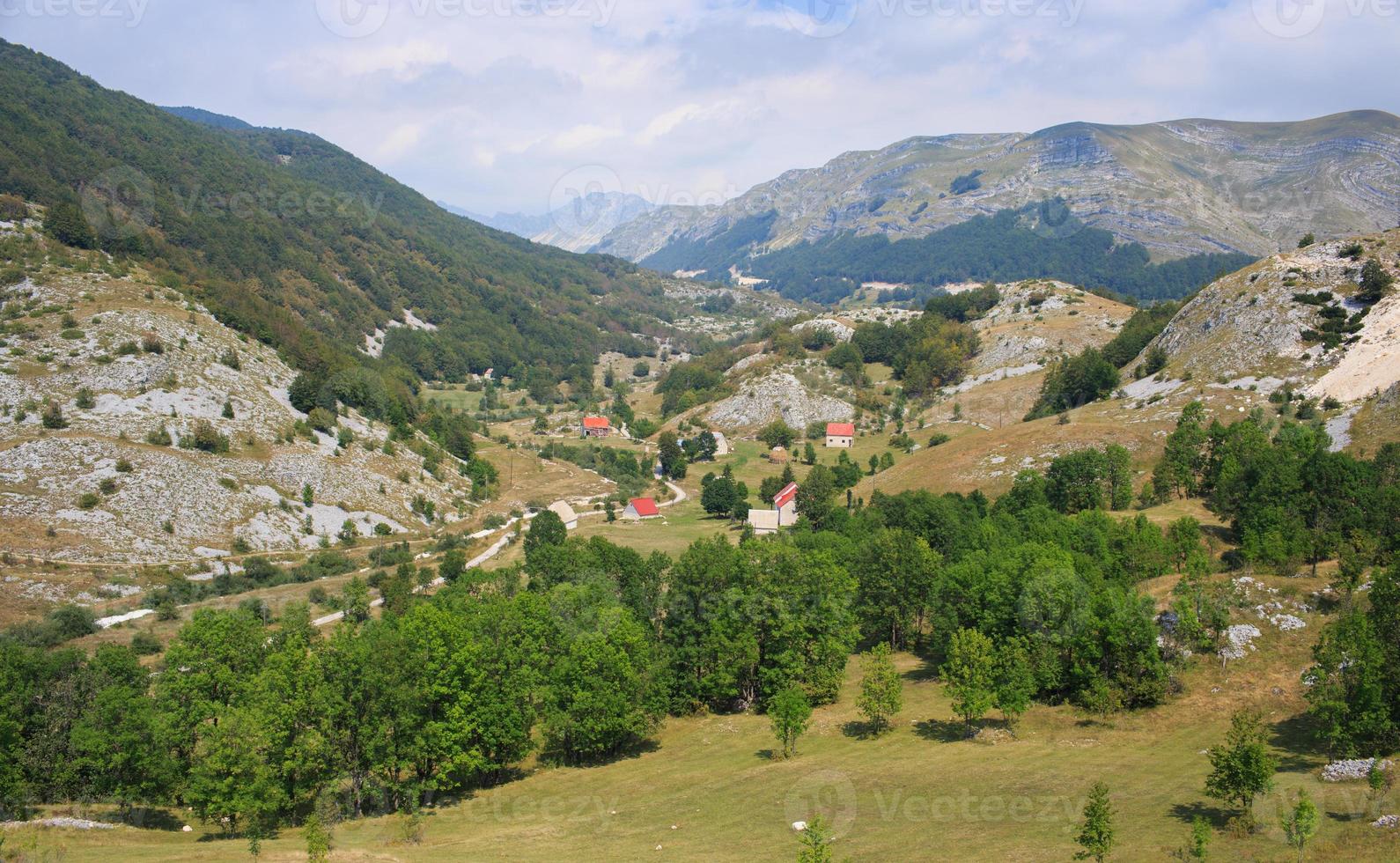 scénique panorama vue de une pittoresque Montagne village dans Monténégro photo