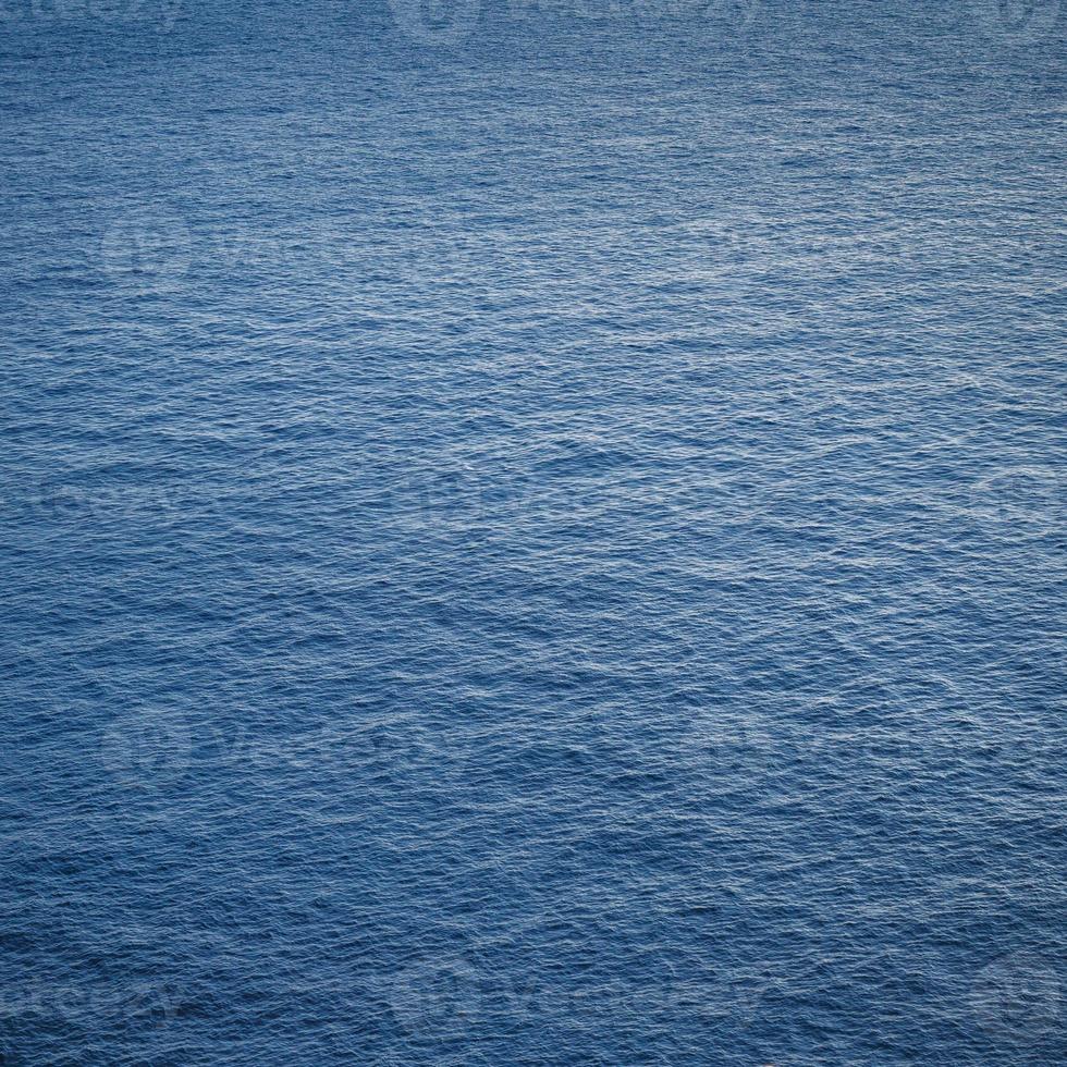 mer surface Contexte - foncé bleu mer surface photo