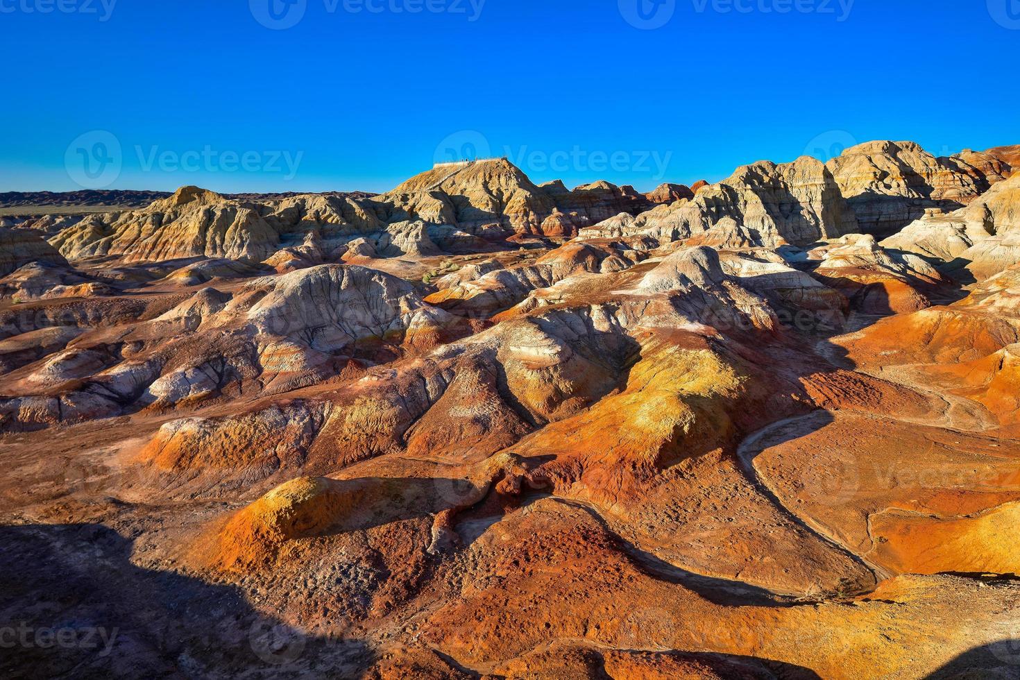 trekking dans le wucai ville scénique zone près urumqi, xinjiang, a une magnifique et éblouissant vue de le danxie relief. photo