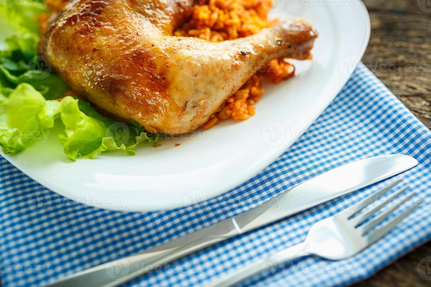 délicieux vaisselle de poulet cuisse avec riz et salade feuilles photo