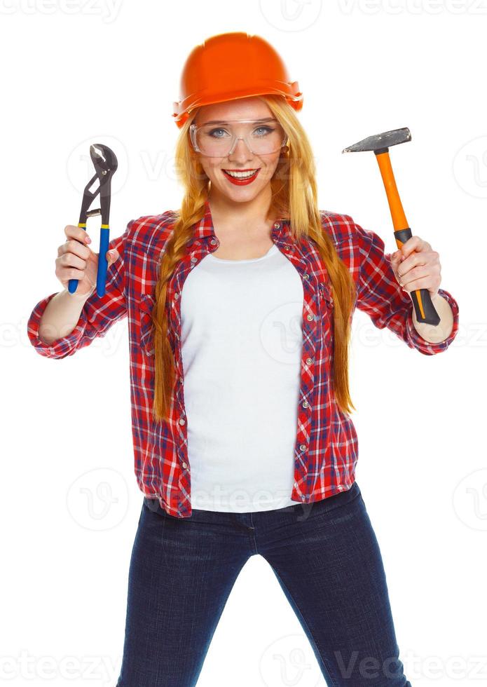Jeune femme dans casque avec le travail outils sur une blanc photo