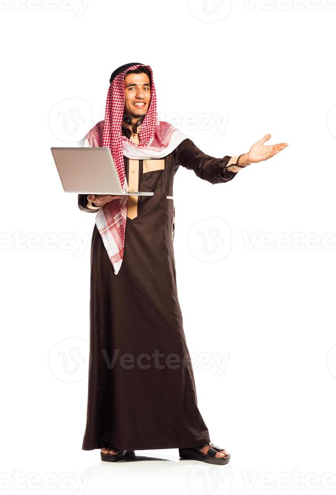 Jeune souriant arabe avec portable isolé sur blanc photo