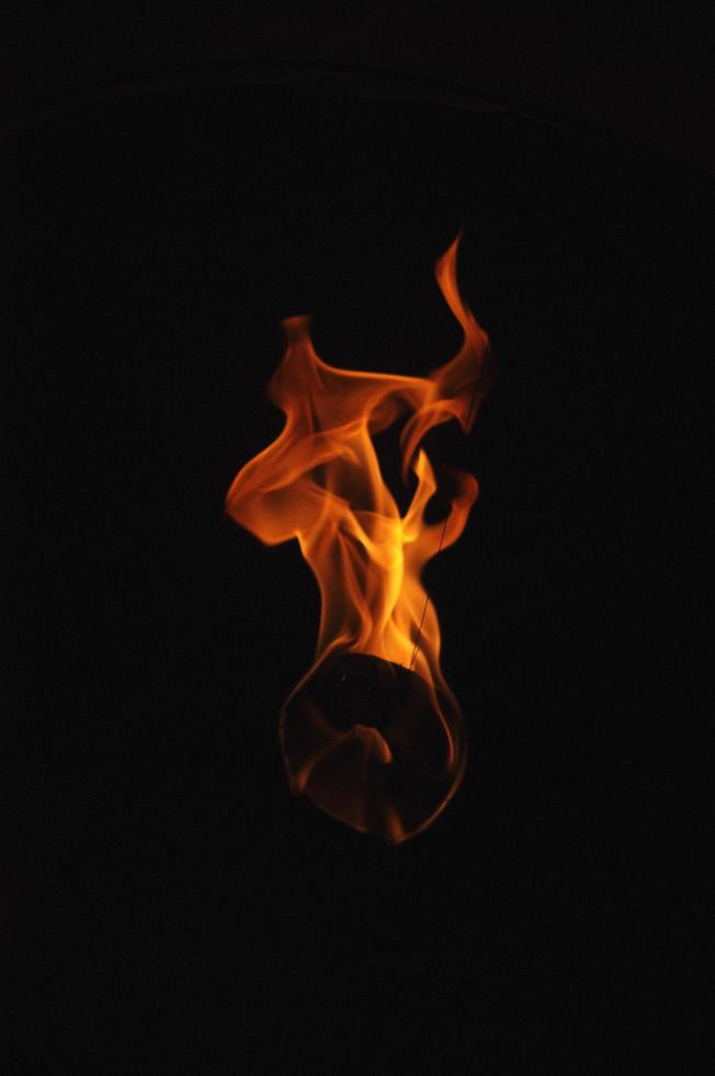 boule de feu dans le foncé le brûlant chaleur de le flammes voir danger lorsque approchant, foncé Contexte photo
