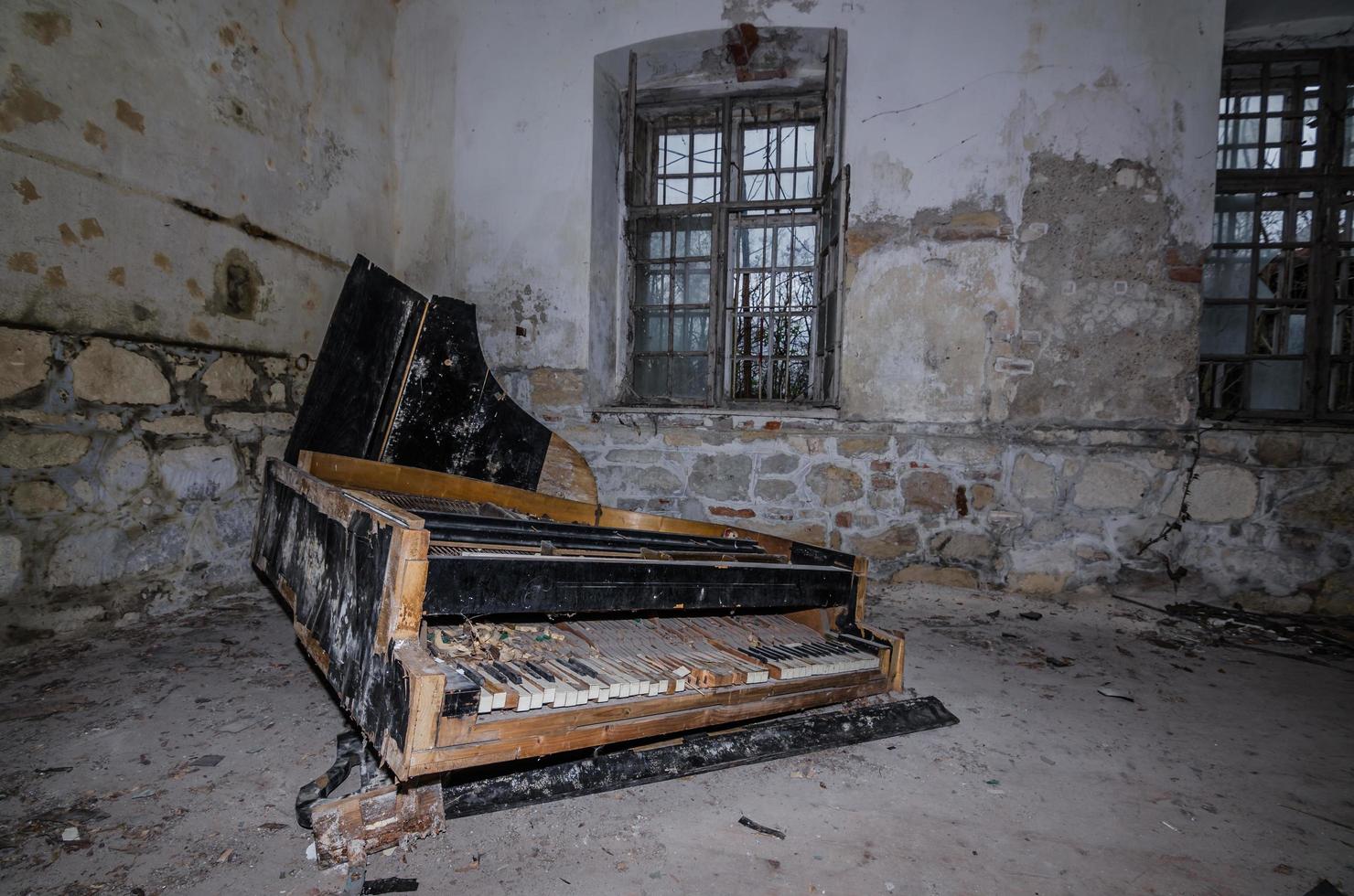 vieux piano dans délabré bâtiment photo