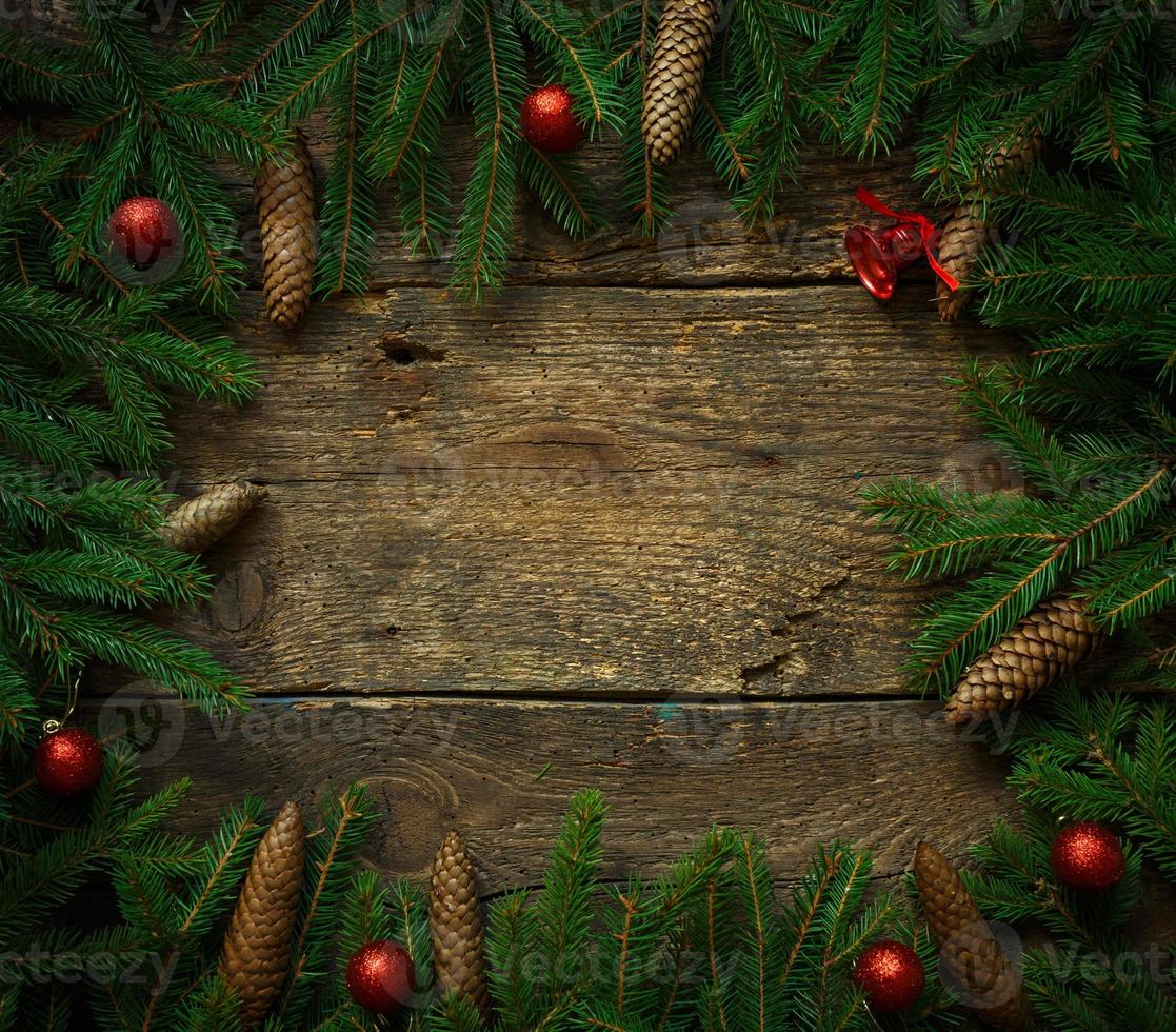 Noël arbre branches avec cônes et Noël décorations sur en bois texture prêt pour votre conception photo