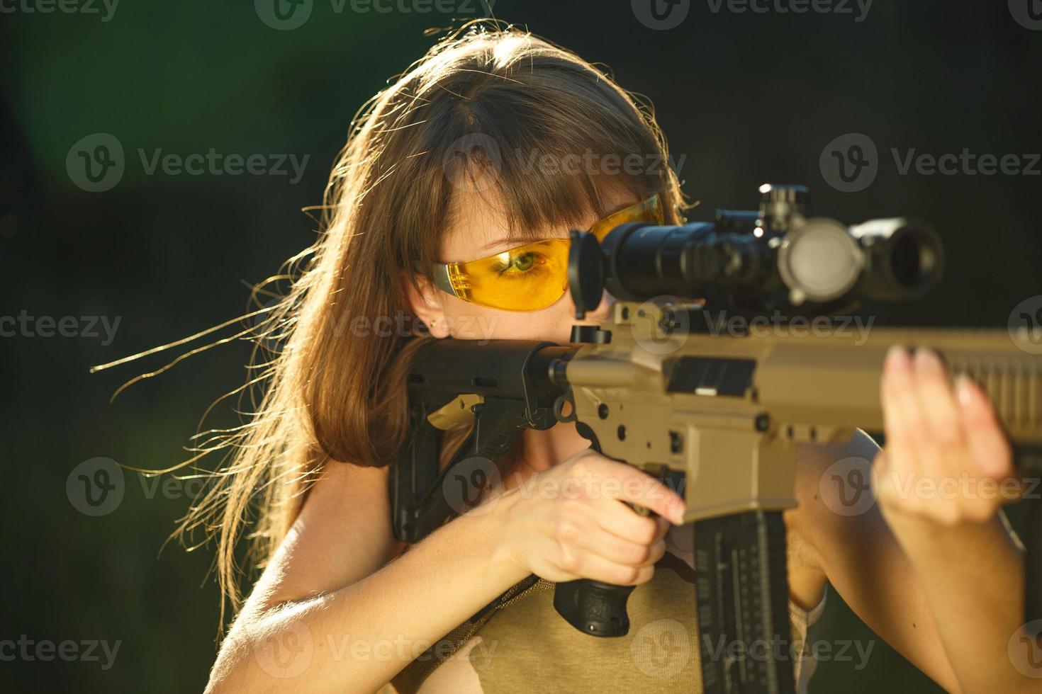 Jeune femelle soldat avec machine pistolet photo