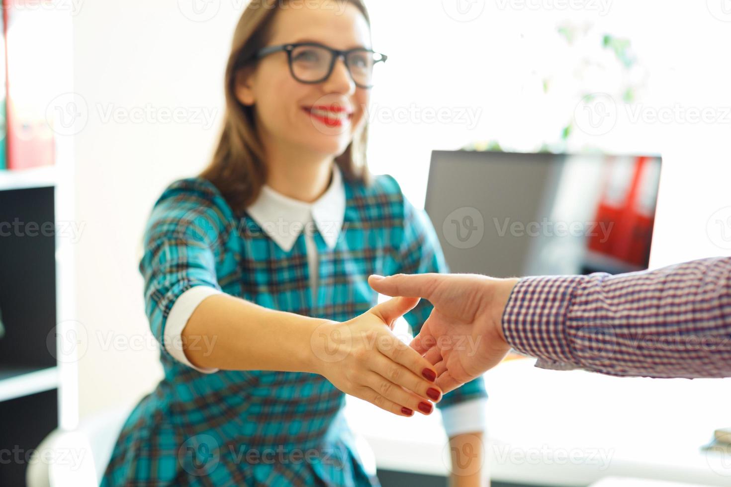 moderne affaires femme avec bras élargi à poignée de main photo