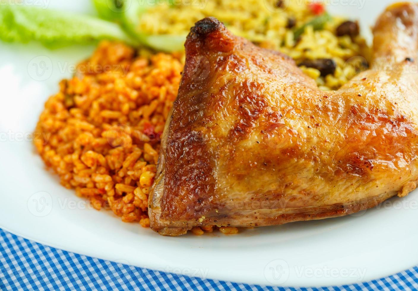 délicieux vaisselle de poulet cuisse avec riz et salade feuilles photo