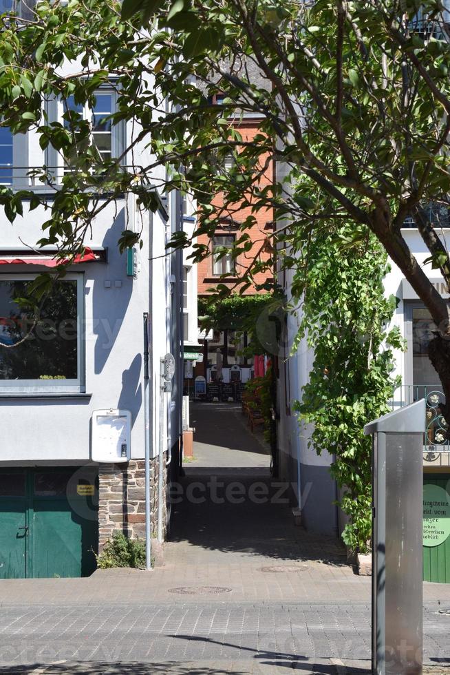 étroit rue dans zell un der moselle photo