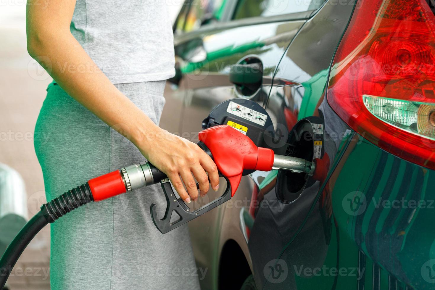 femme remplit essence dans le voiture à une gaz station photo