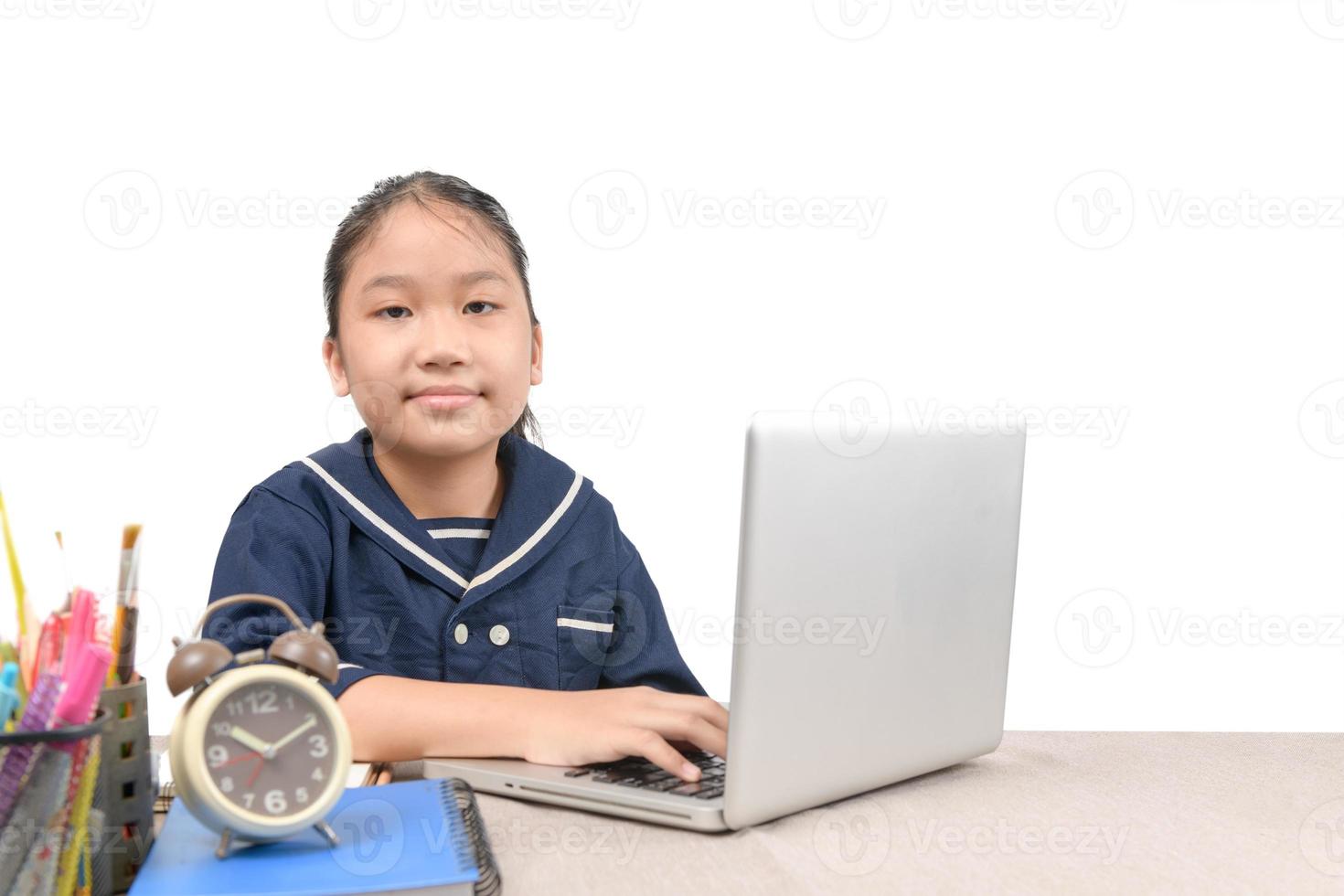 école fille apprentissage en ligne éducation Des classes sentiment ennuyé et déprimé isolé sur blanc photo
