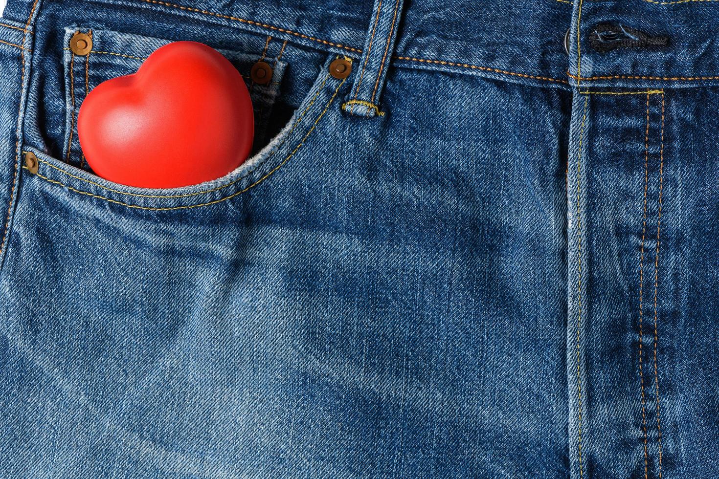 rouge cœur dans jeans poche. le concept de romance. photo