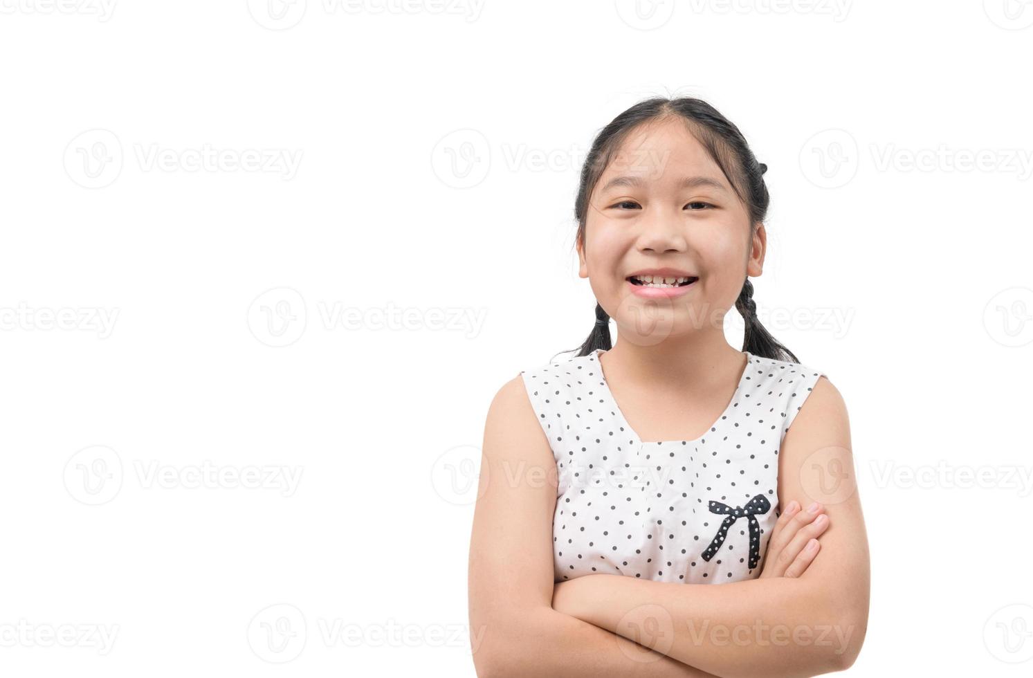 peu fille permanent avec bras plié et souriant isolé photo