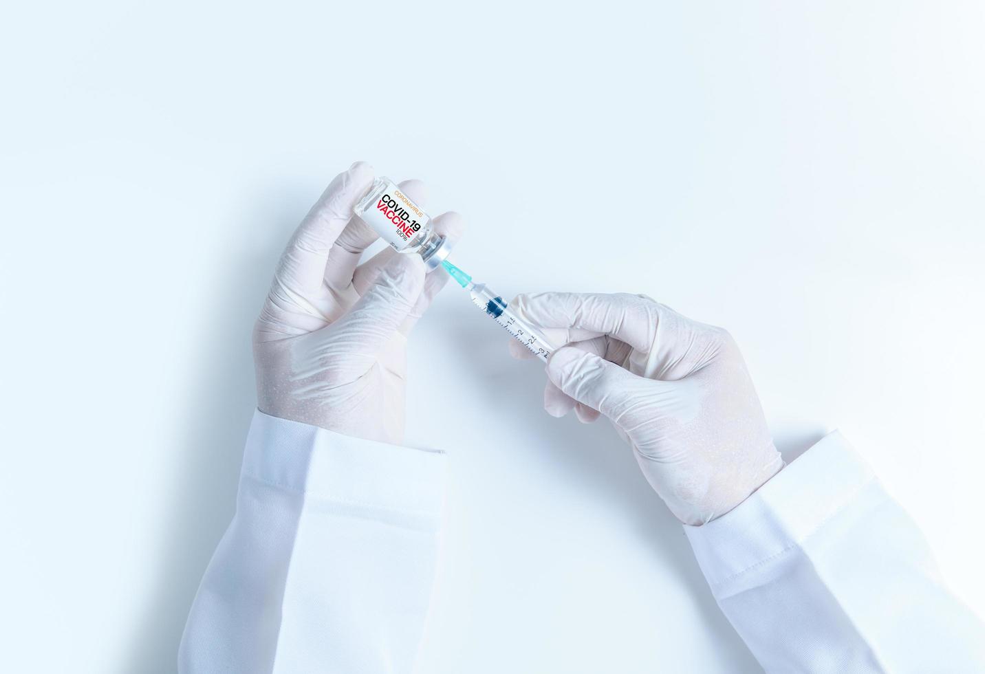 médecin ou scientifique main dans blanc gants en portant grippe, rougeole, coronavirus vaccin coup pour maladies déclenchement vaccination sur blanc arrière-plan, photo