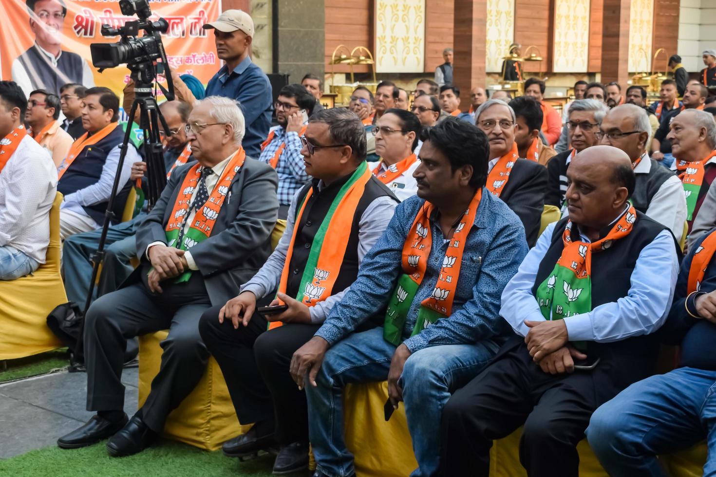 Delhi, Inde, 02 décembre 2022 - partisan du bjp du parti bharatiya janata lors d'un méga road show en faveur du candidat bjp pankaj luthara pour déposer des documents de candidature avant les élections locales mcd 2022 photo