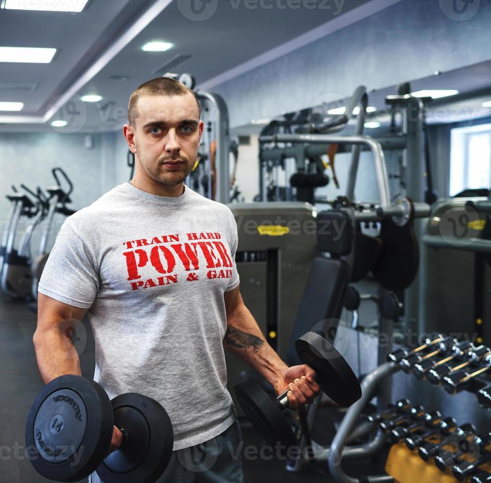 homme travail en dehors à le Gym photo