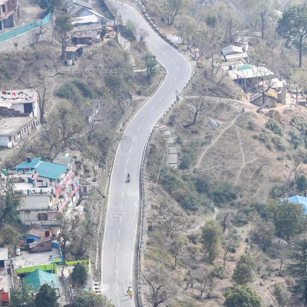 vue aérienne de dessus des véhicules de circulation roulant sur les routes de montagne à nainital, uttarakhand, inde, vue depuis le sommet de la montagne pour le mouvement des véhicules de circulation photo