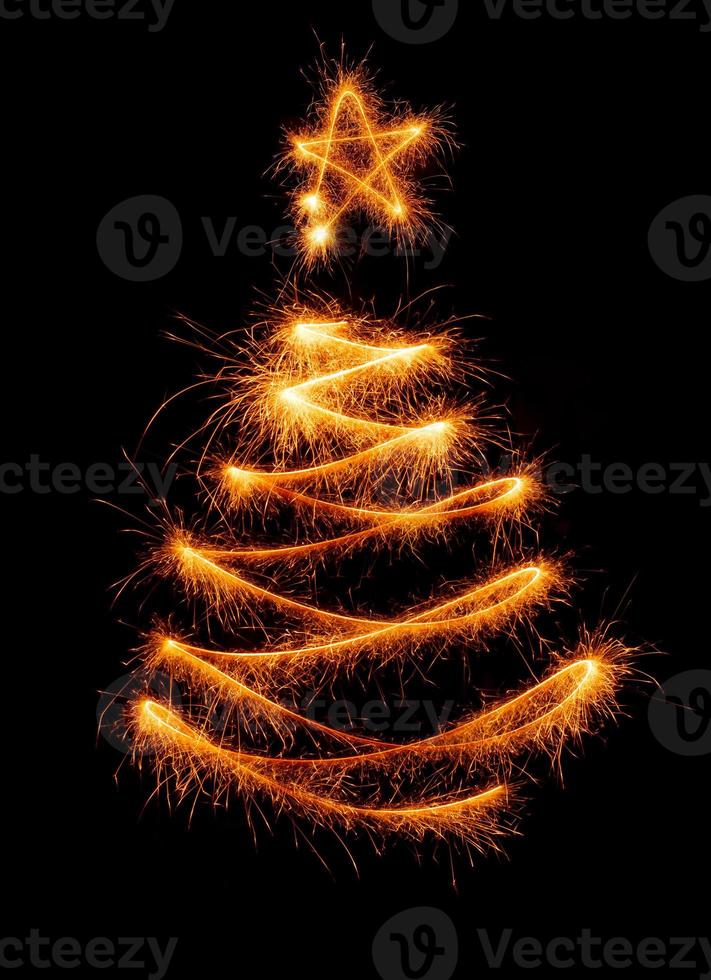 arbre de noël fait par sparkler sur un noir photo