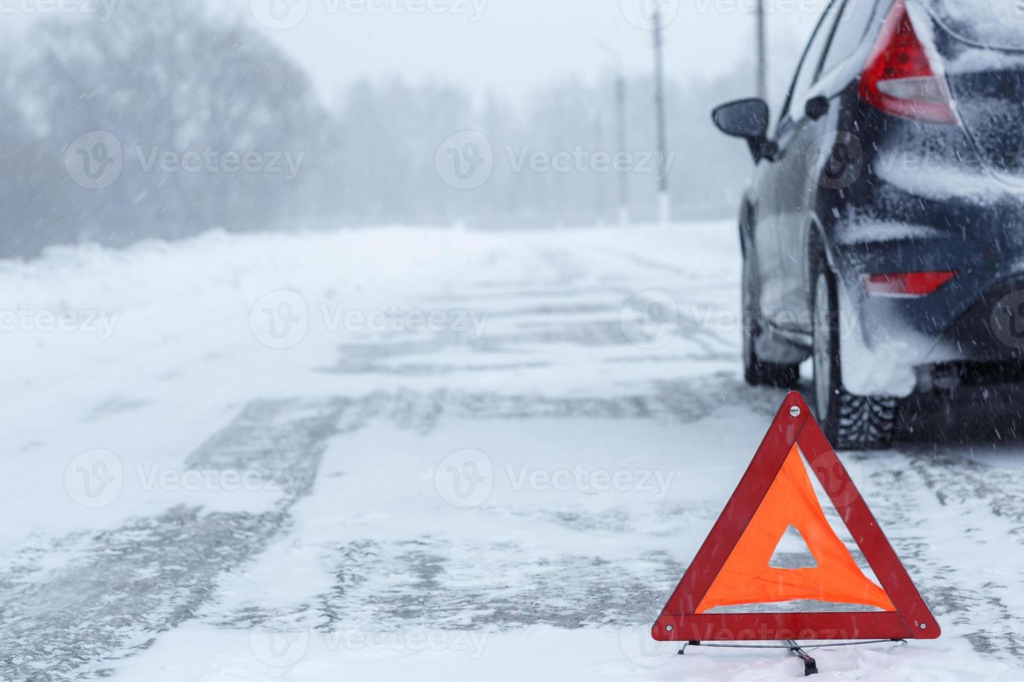 fermer de rouge avertissement Triangle avec une cassé vers le bas voiture dans hiver photo