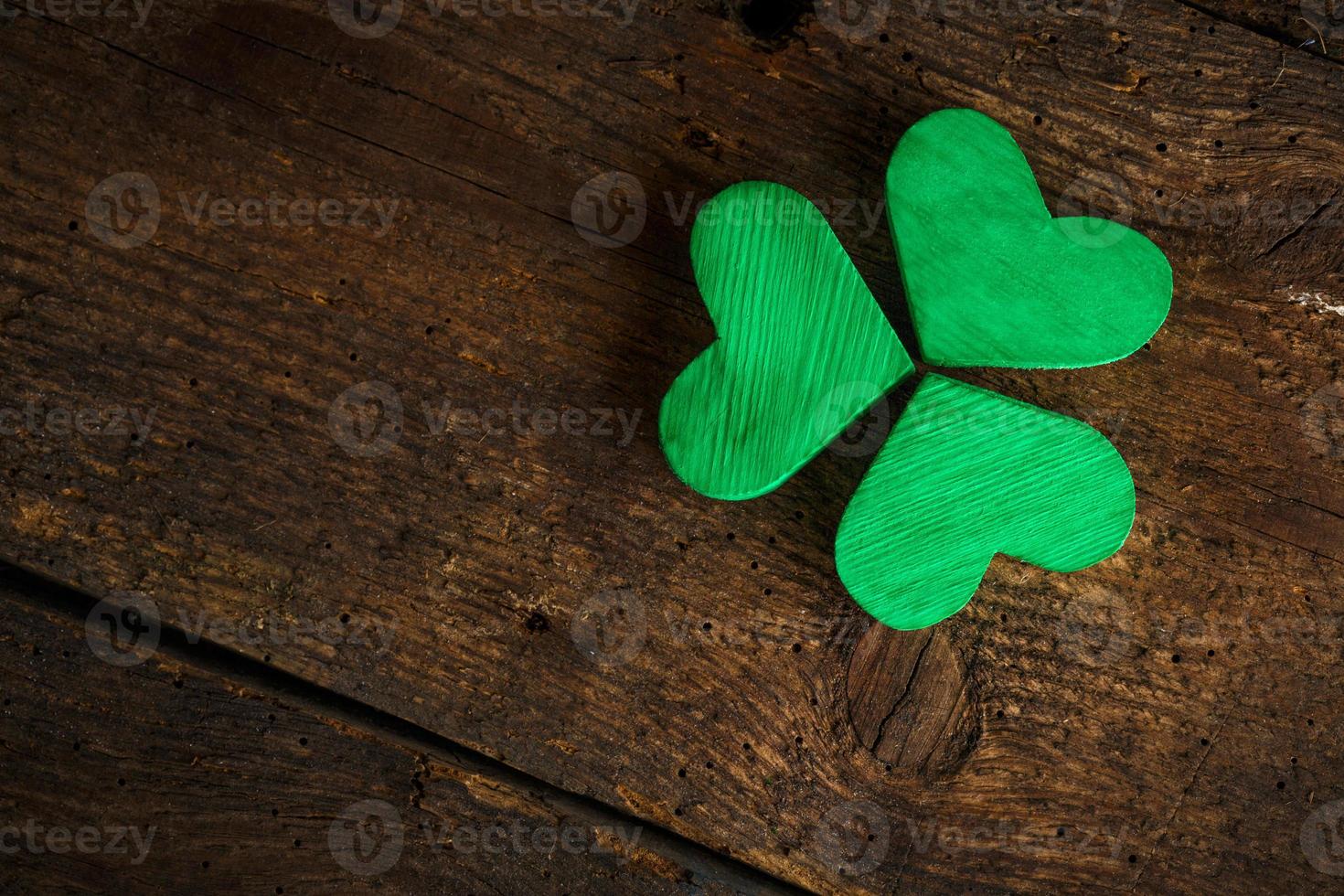 vert trèfle trèfles sur en bois Contexte photo