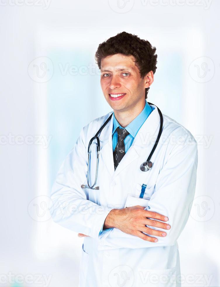 portrait de le souriant médecin dans intérieur photo