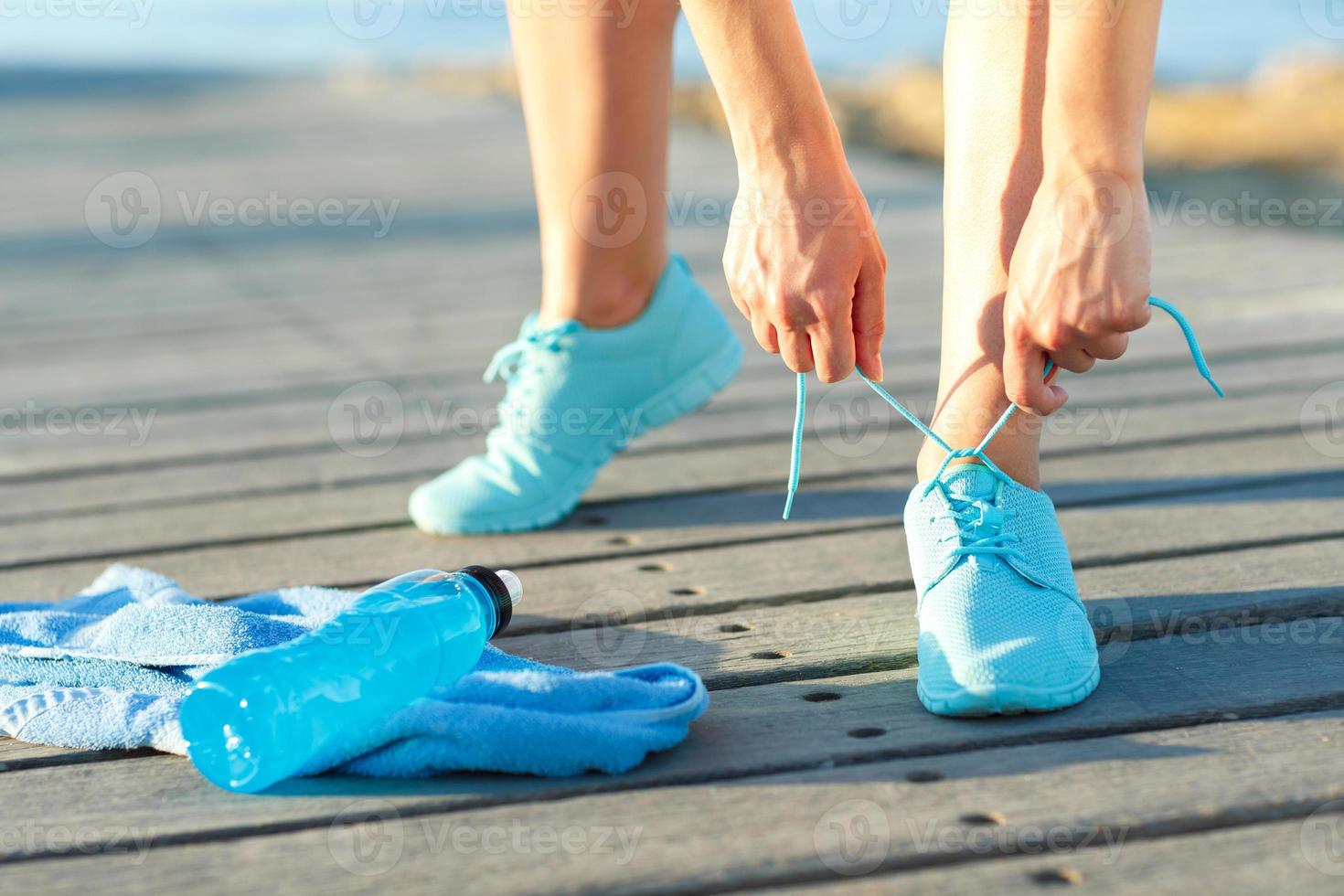 fonctionnement des chaussures - femme attacher chaussure lacets photo