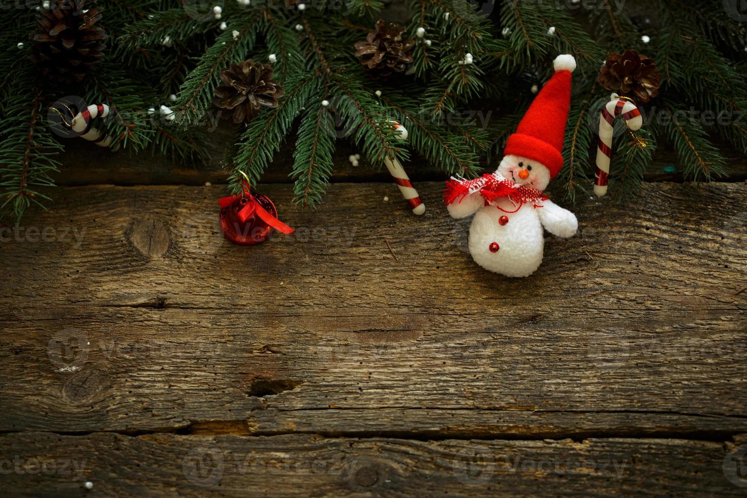 Noël arbre branches avec Noël décorations et bonhomme de neige sur en bois texture photo