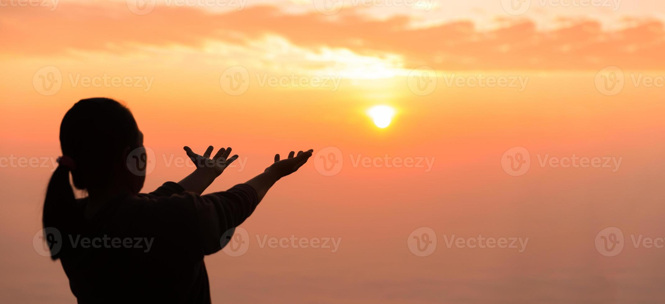 silhouette de femme élevage sa main prier spiritualité et religion, bannière et copie espace de femelle culte à Dieu. christianisme religion concept.christians la personne sont prier humilité humble à Dieu. photo