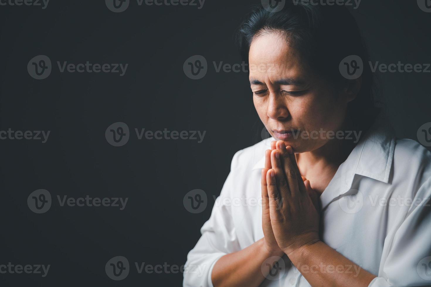 Christian catholique la vie crise prière à Dieu. femme prier à Dieu pour bénédiction à souhaitant avoir une mieux vie. la personne mains prier à Dieu. mendicité pour le pardon et croyez dans bonté.femelle culte photo