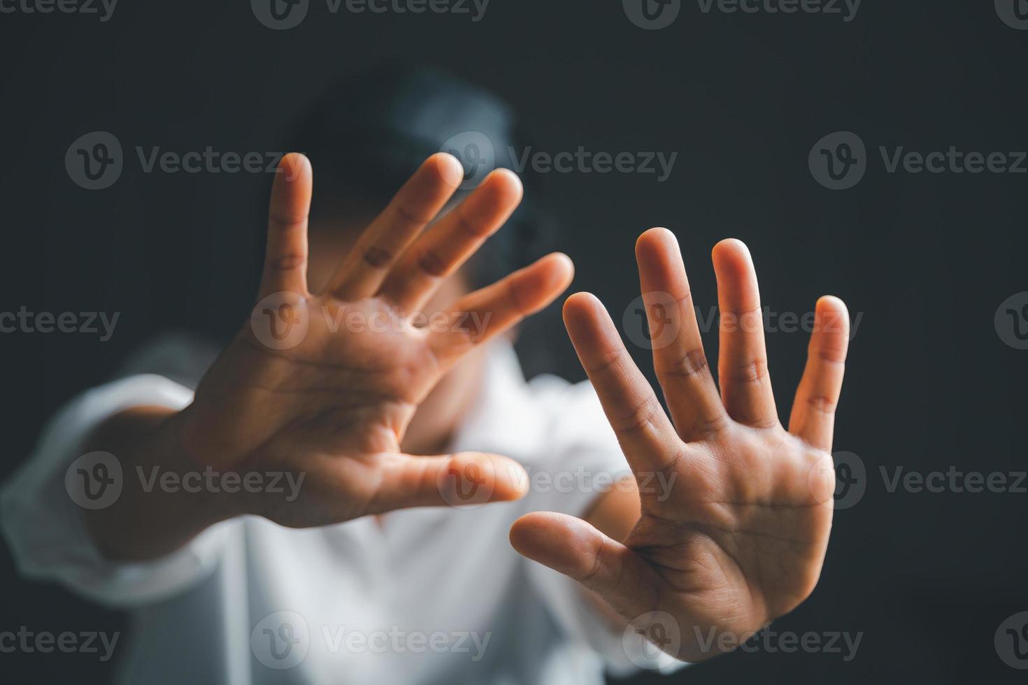 Arrêtez la violence contre femmes concept, international aux femmes journée. femelle main élevé dans peur et Arrêtez sexuel harcèlement. femmes sont déprimé par harcèlement et abus. famille menace photo