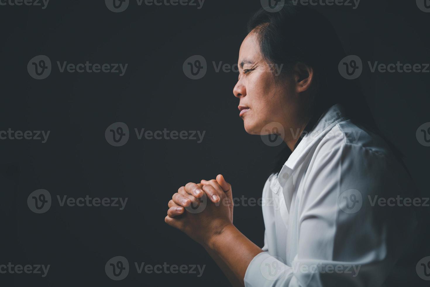 Christian catholique la vie crise prière à Dieu. femme prier à Dieu pour bénédiction à souhaitant avoir une mieux vie. la personne mains prier à Dieu. mendicité pour le pardon et croyez dans bonté.femelle culte photo