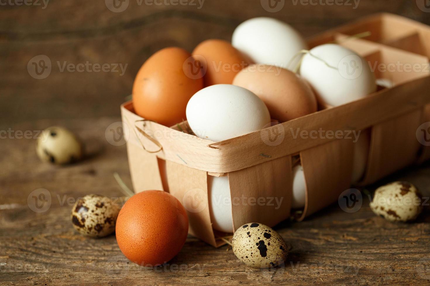 Frais poulet et Caille des œufs sur une en bois Contexte photo