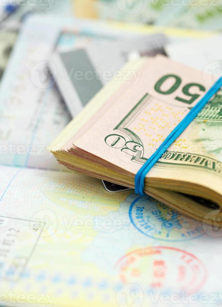 américain argent et crédit cartes mensonge sur le Haut de le ouvert passeport photo