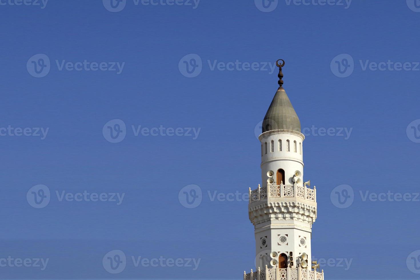 Médine, saoudien Saoudite, décembre 28, 2017. quba mosquée dans médina. quba mosquée la tour dans bleu isolé Contexte photo